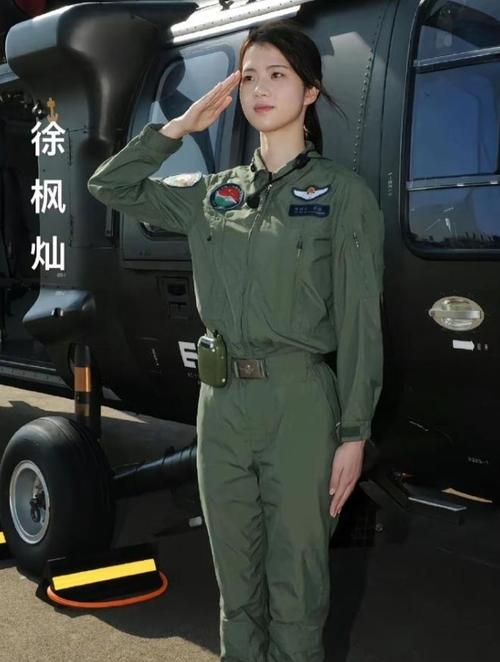 国庆坐直升机游玩 女飞行学员发声