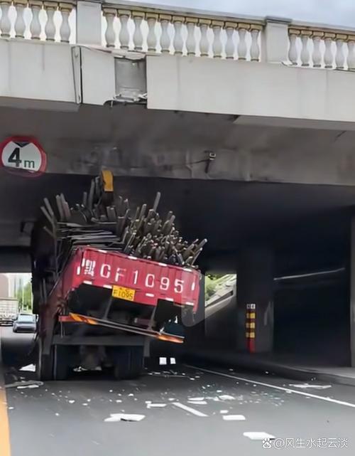 轿车下坡突然“起飞”最高离地4米