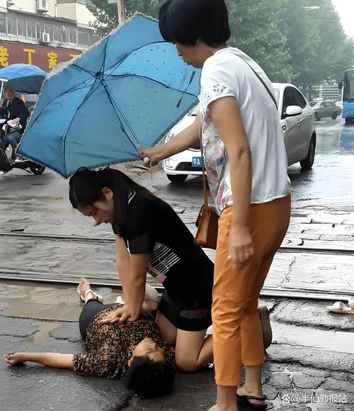 女子坐16小时火车出游突发心脏骤停