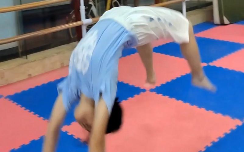 男孩后空翻碰倒靠垫 女孩出手相助