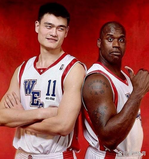 NBA中国赛姚明成龙同框 身高差好萌