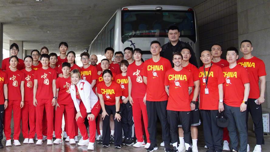 NBA中国赛姚明成龙同框 身高差好萌