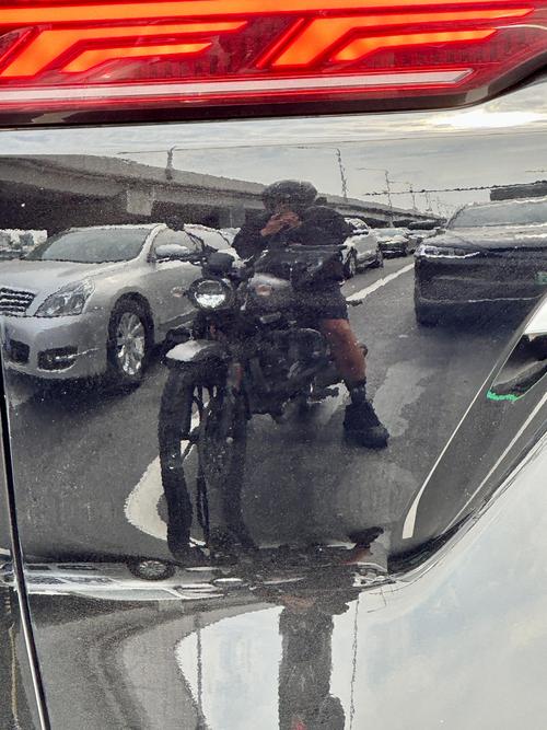 台湾男子骑摩托车从高架桥上坠落