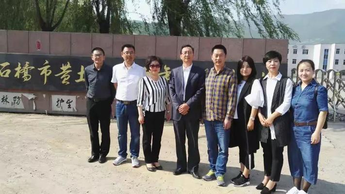 学生毕业44年自驾400公里看初中老师