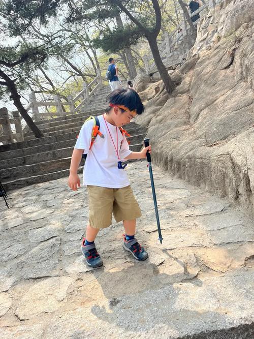 爸爸带多动症儿子从湖南徒步去山东