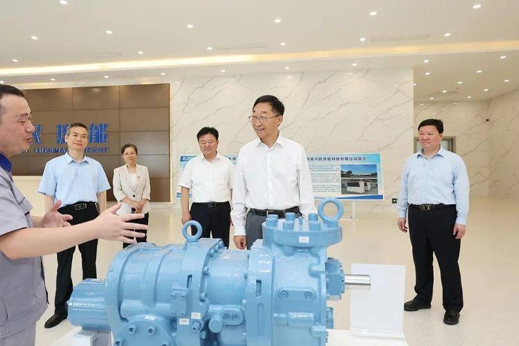 河南省委书记调研 现场测玉米含水量