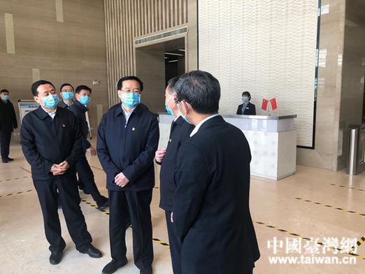 河南省委书记调研 现场测玉米含水量