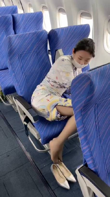 山东航空回应空姐换穿平底鞋
