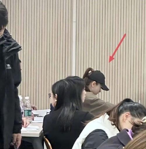 网友偶遇戚薇北大考试