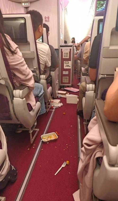 吉祥航空安全员被指侵占乘客手机