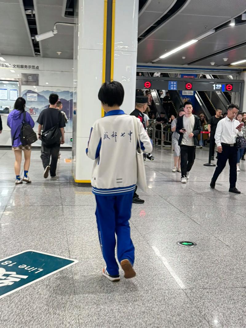 成都七中校服潮到巴黎时装周