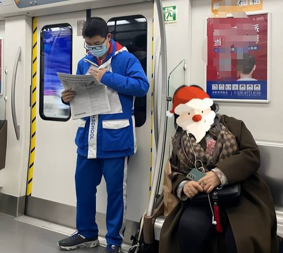 成都七中校服潮到巴黎时装周