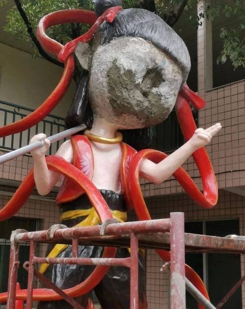 景区雕塑被指恐怖 园方:已部分拆除