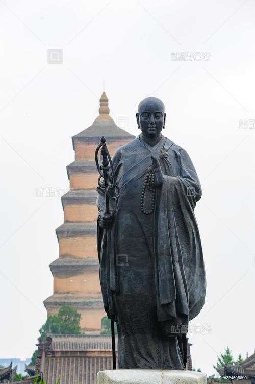 大雁塔玄奘铜像长满青苔系AI生成