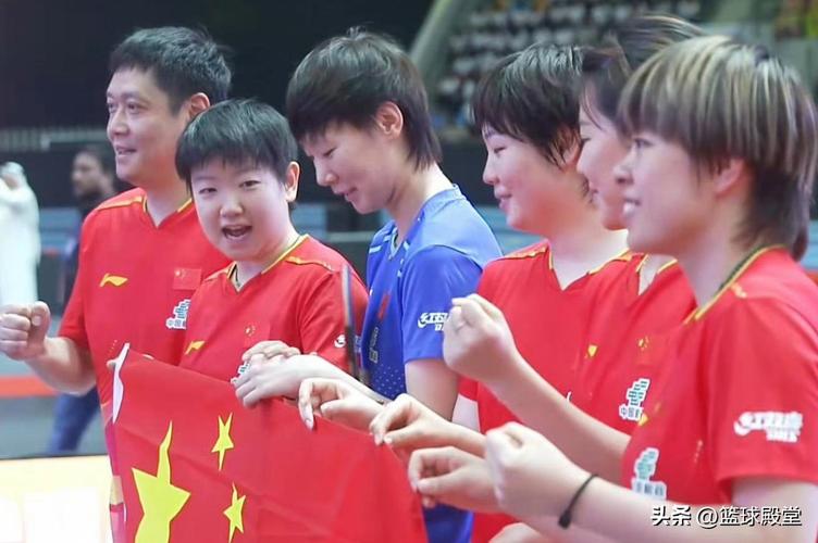 国乒女团高举国旗庆祝