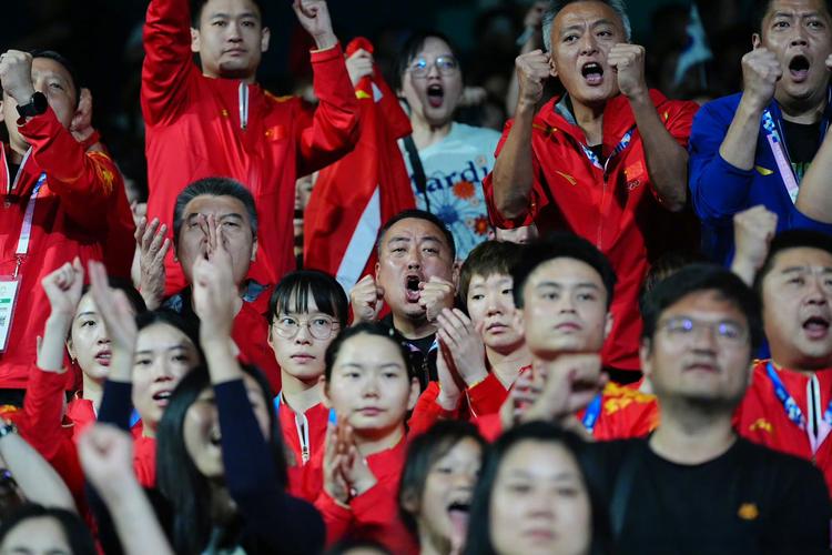 国乒女团高举国旗庆祝