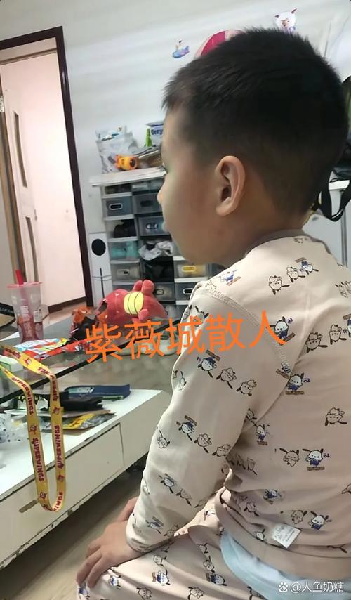 “棉花糖爷爷”隔着栏杆投喂小学生