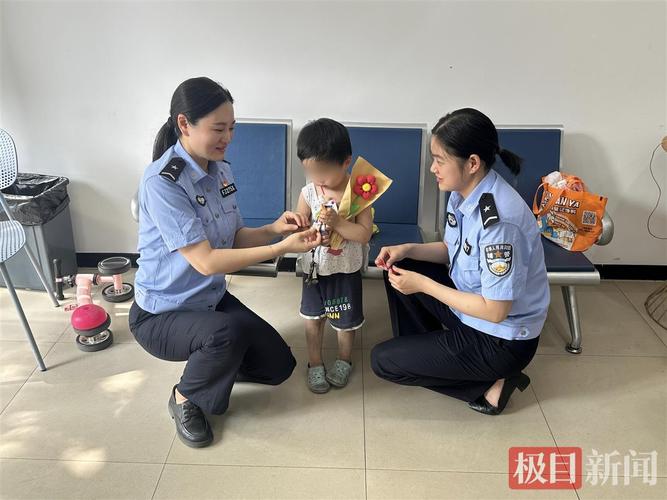 找到走失4岁女童后派出所所长哭了