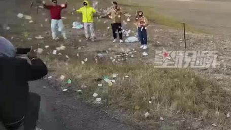 多名男女在草原上跳起“纸片舞”