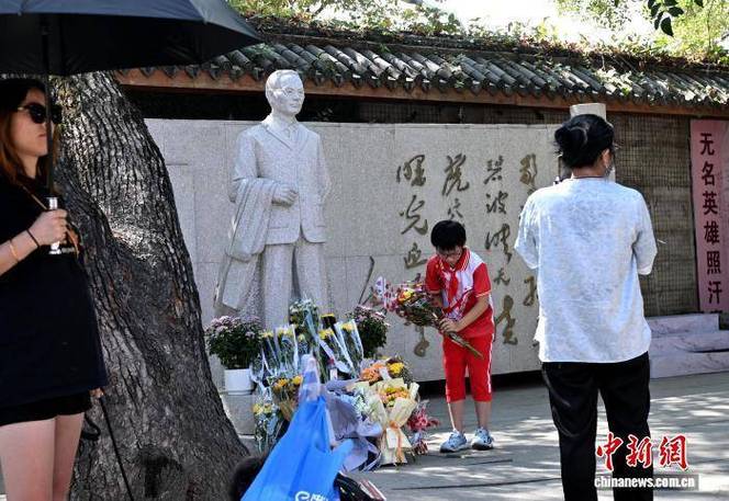 吴石墓前祭奠的市民络绎不绝