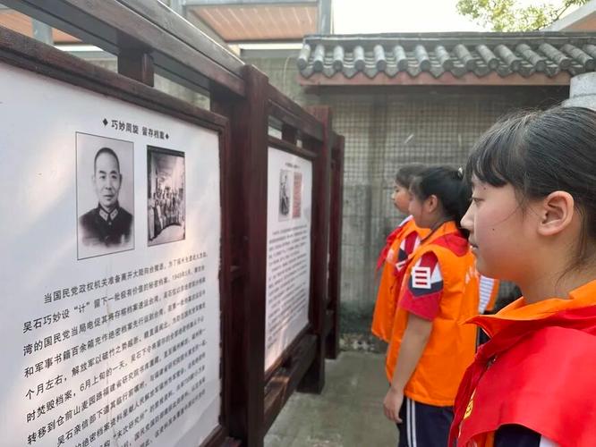 吴石墓前祭奠的市民络绎不绝