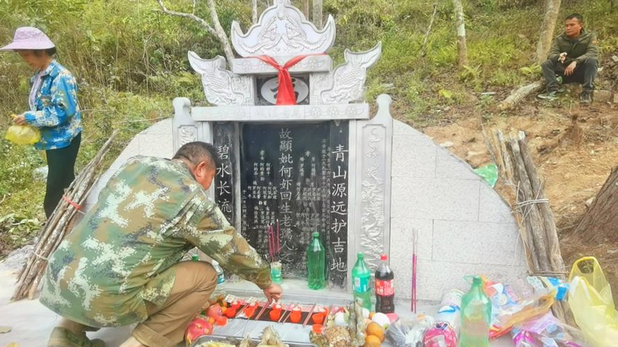 吴石墓前祭奠的市民络绎不绝