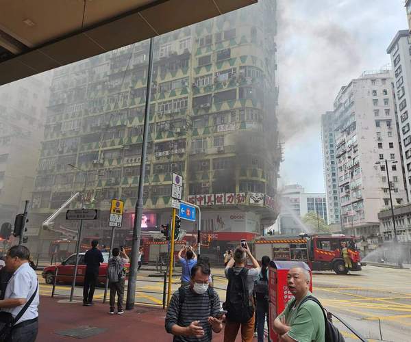 香港中环突发大火 一大楼陷入火海