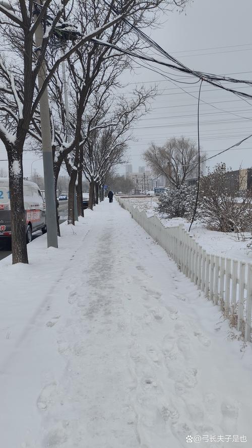 北京山区下雪了