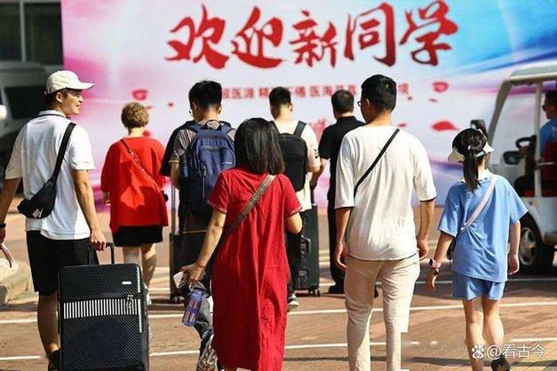 大一新生家长提前“空巢”了