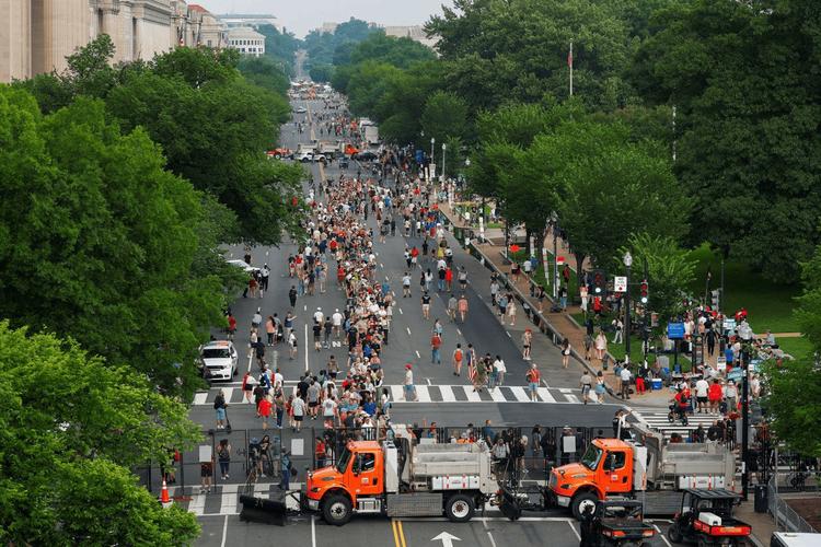 全美700万人涌上街头抗议特朗普