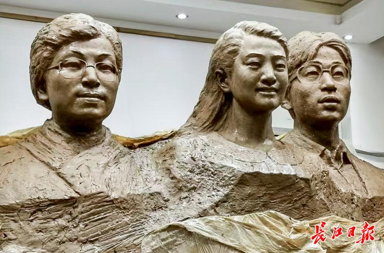 杨振宁雕像前放满鲜花