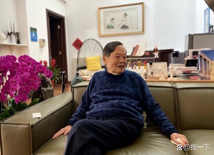 杨振宁雕像前放满鲜花