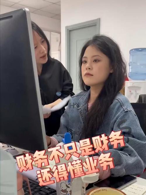 00后女生拍摄75岁老会计同事走红