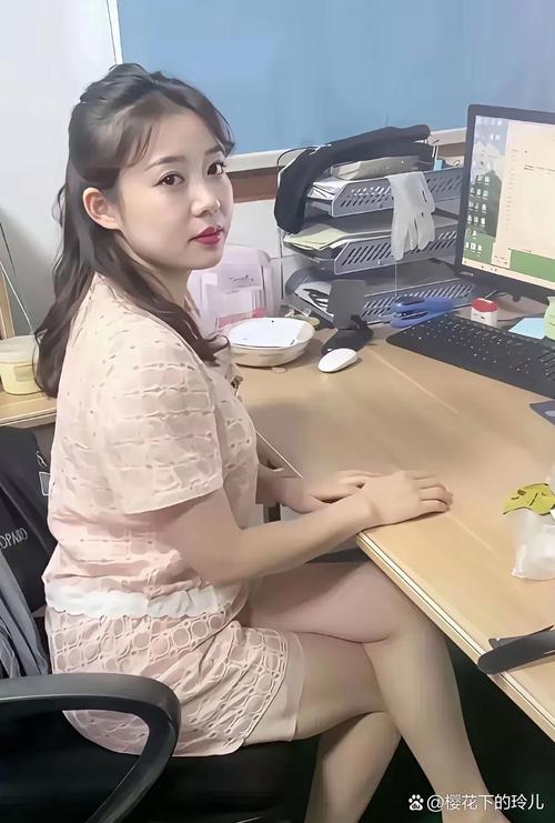 00后女生拍摄75岁老会计同事走红