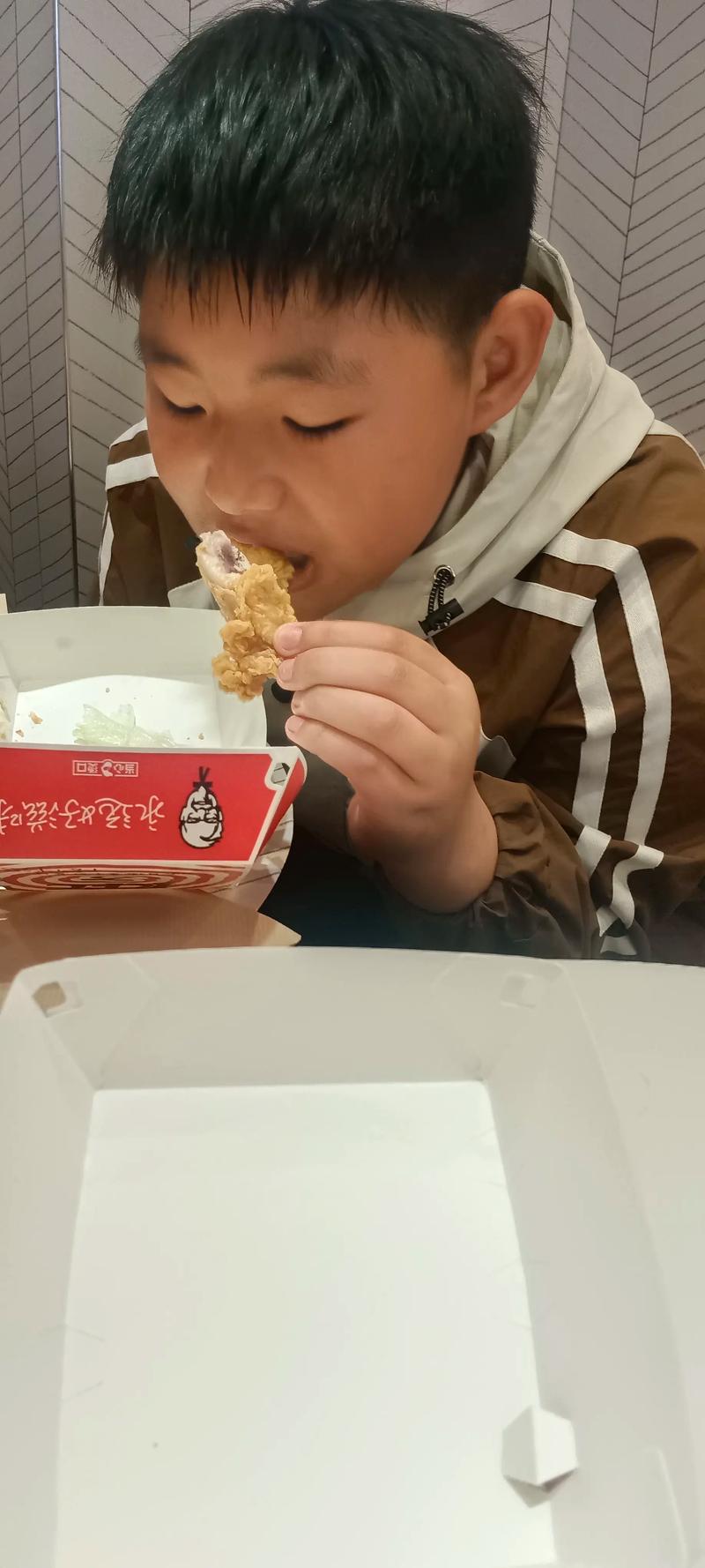 酒席为小朋友准备两桌肯德基