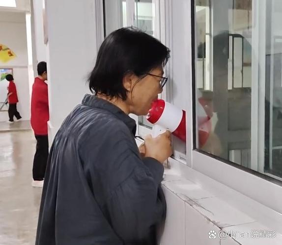 老师用喇叭喊学生起床遭居民投诉