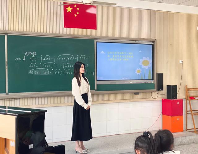 00后音乐老师喊麦式课堂走红