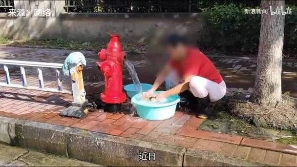 女子私开消防栓当街洗衣