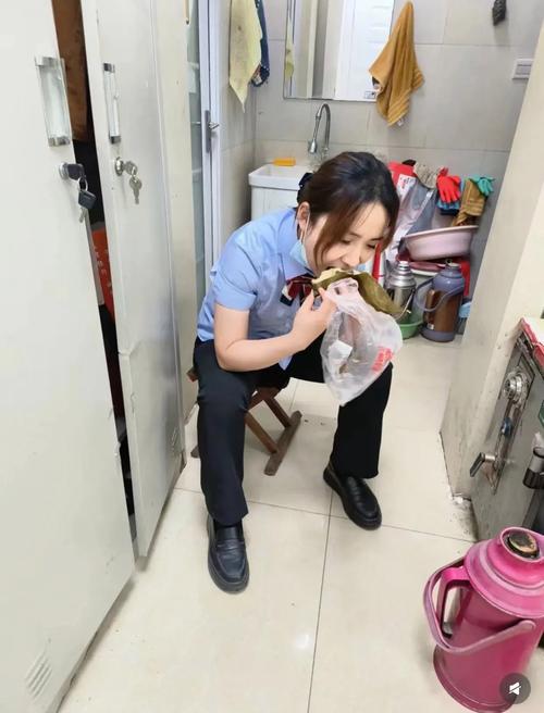 女子私开消防栓当街洗衣