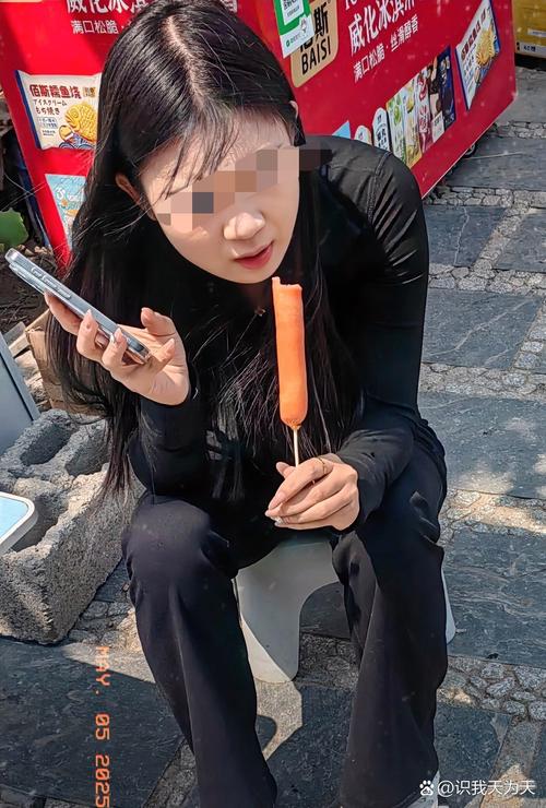 女子私开消防栓当街洗衣
