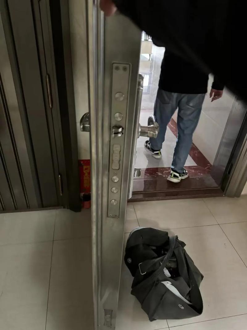 男子多次用指纹解开邻居智能门锁