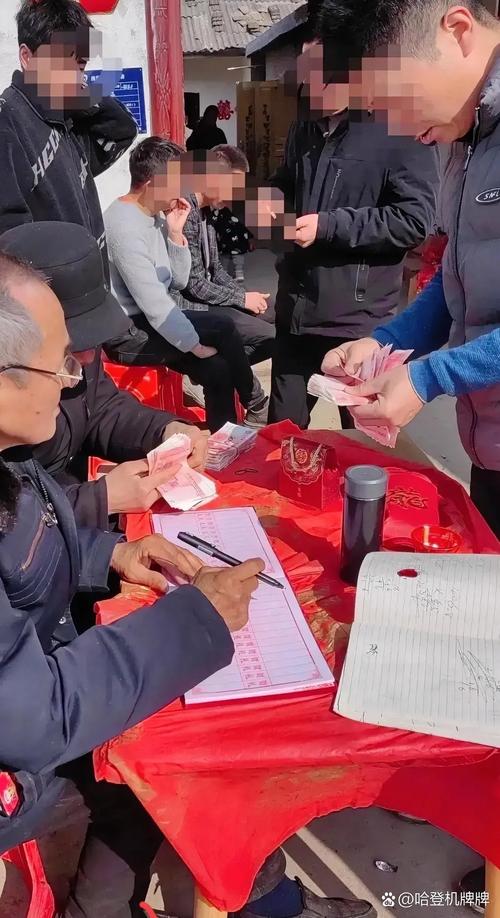 村民抛撒糍粑红包分享新房封顶喜悦