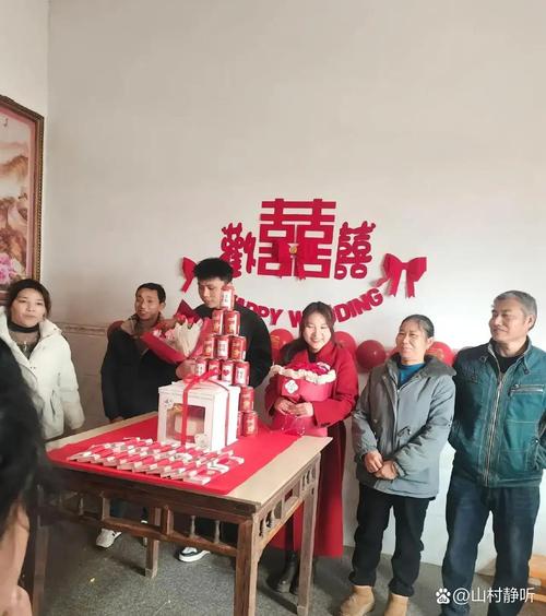 村民抛撒糍粑红包分享新房封顶喜悦