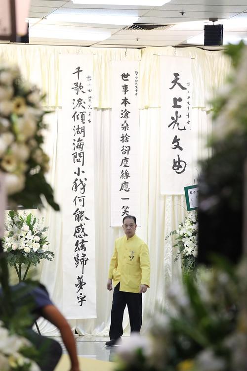 杨振宁告别仪式:遗体安卧翠柏丛中