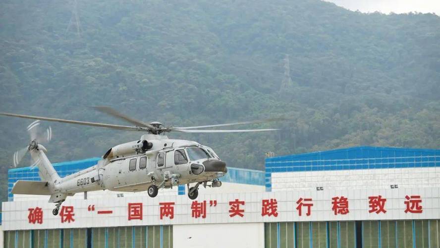 解放军驻香港部队组织联合巡逻