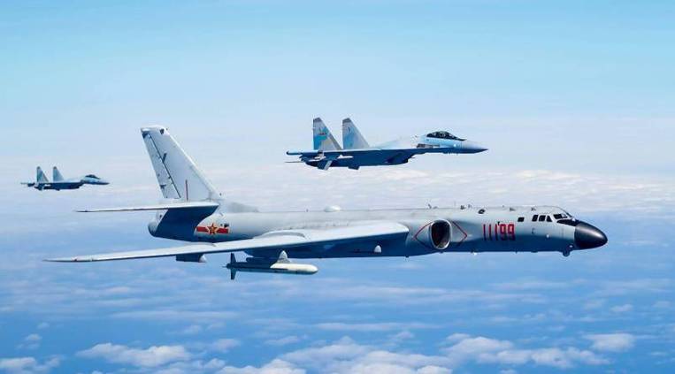 大批轰-6K贴近台岛 专家解读