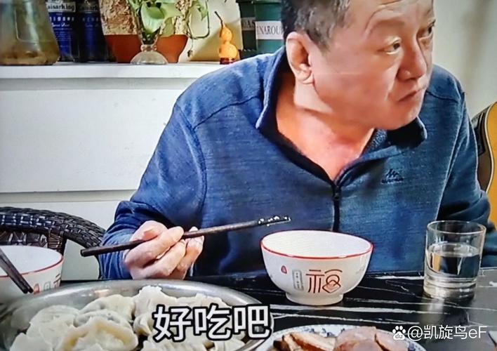 大爷不慎打翻餐盘 老板立马重做了份