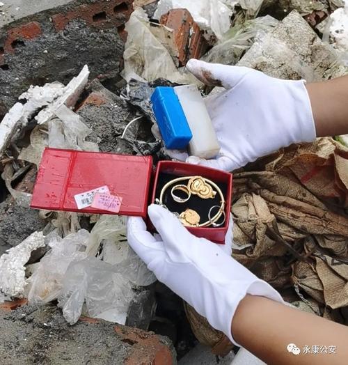 女子丢金项链 民警翻3吨垃圾找到