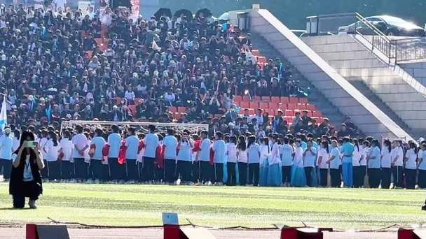 高校回应运动会放烟花产生浓烟