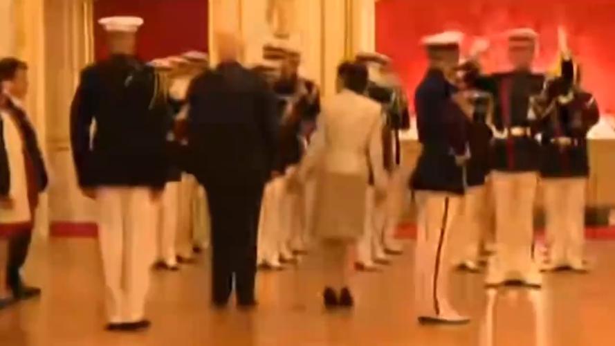 特朗普径自走过日本国旗未鞠躬